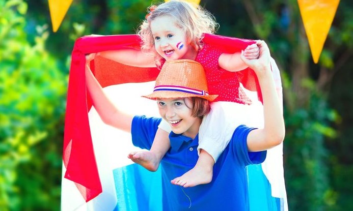 Cha mẹ Hà Lan dạy con: Cứ bình thường thôi, đời đã đủ điên lắm rồi!